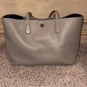 Tory Burch large purse ! Lots of room, great condition and navy on the inside